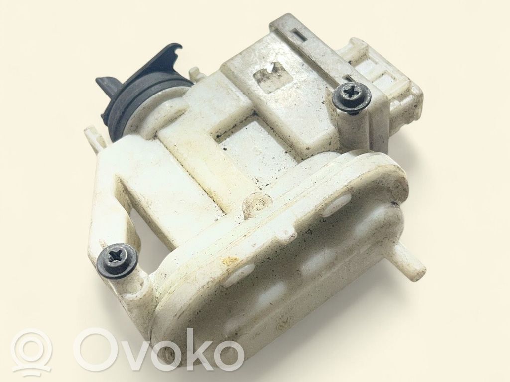 Volkswagen Touran I Central locking vacuum pump 