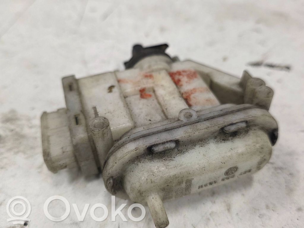 Volkswagen Touran I Central locking vacuum pump 