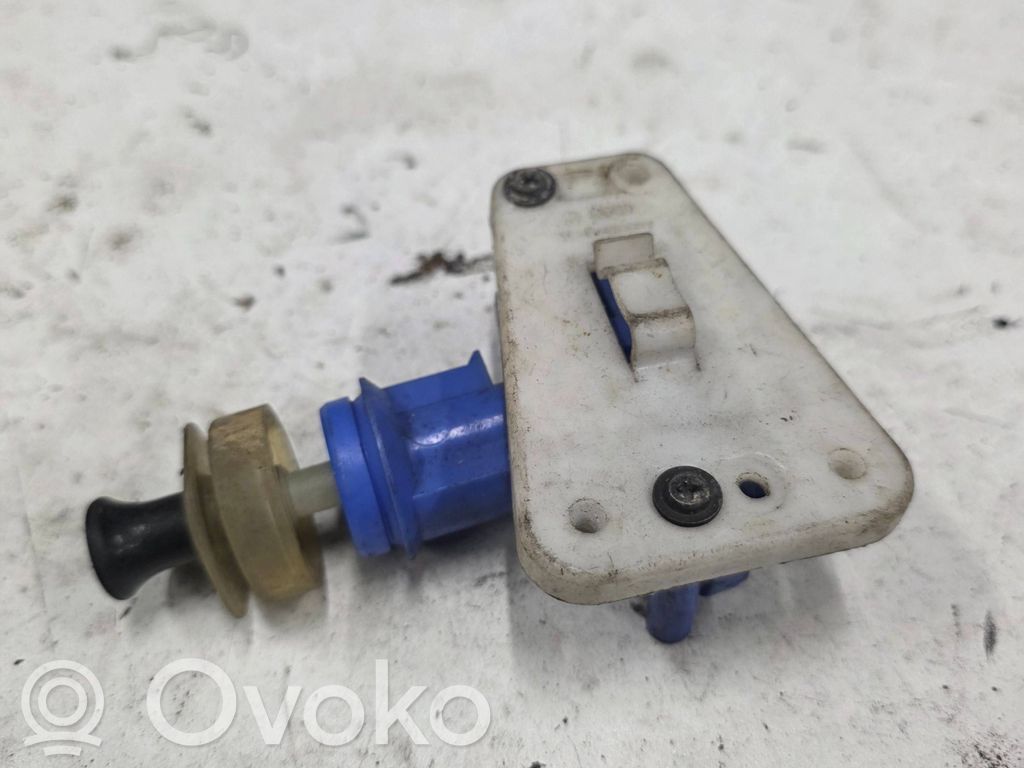 Audi A4 S4 B5 8D Keskuslukituksen alipainepumppu 