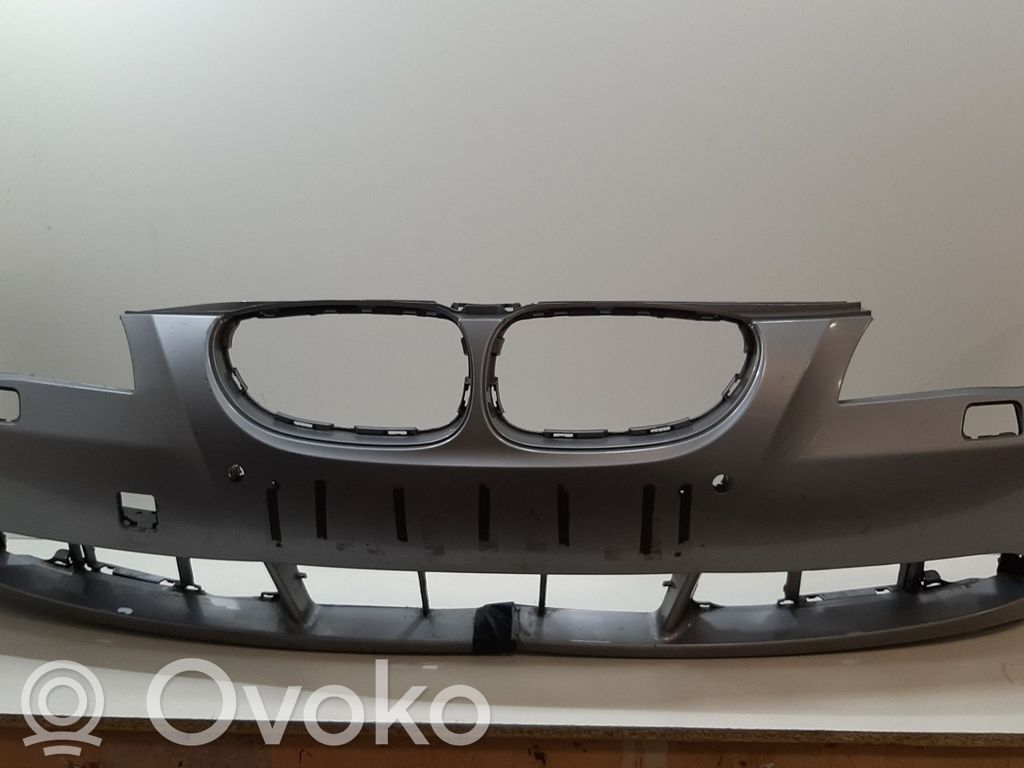 BMW 5 E60 E61 Priekinis bamperis 