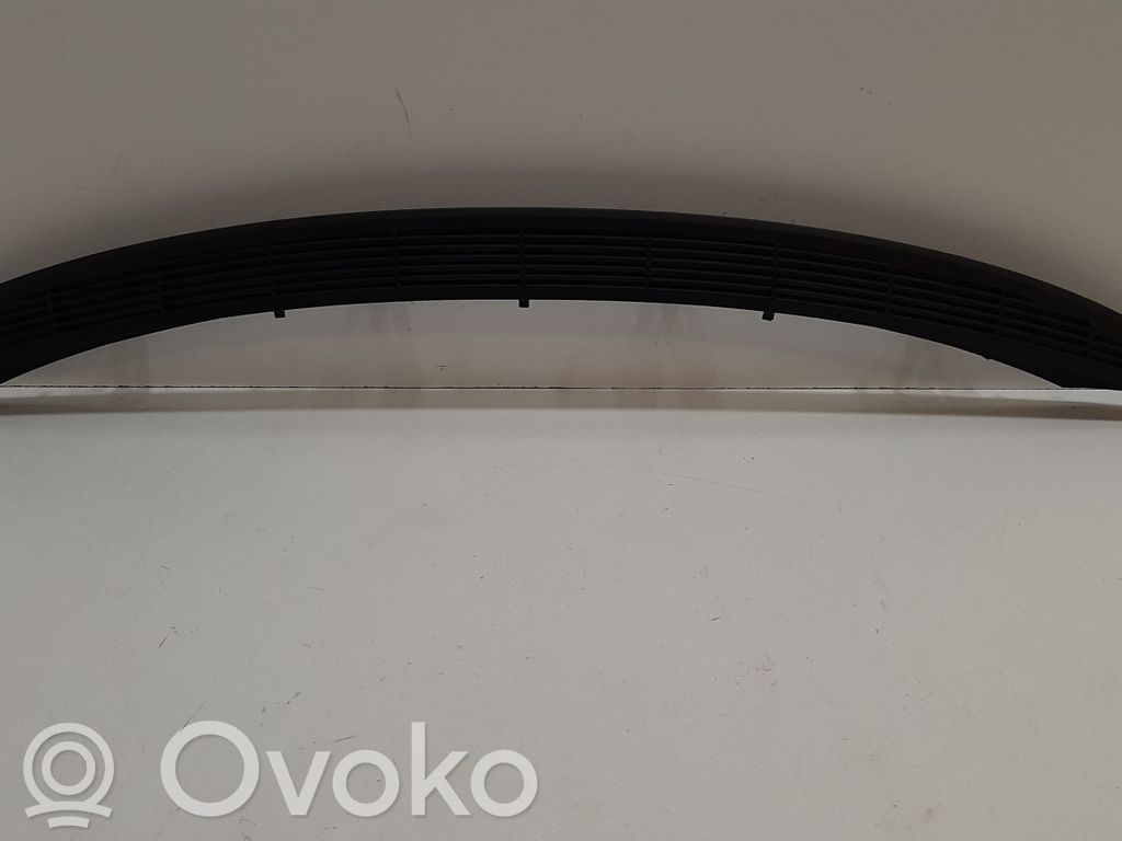 BMW 3 E90 E91 Grotelės palangėje 