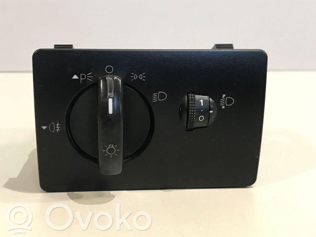 Botón interruptor de luz de peligro   4M5T13A024EA