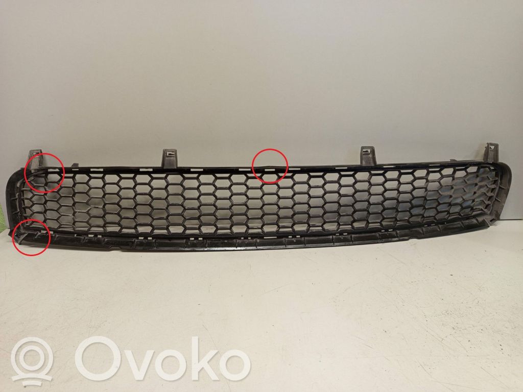 BMW X5 E70 Grotelės apatinės (trijų dalių) 