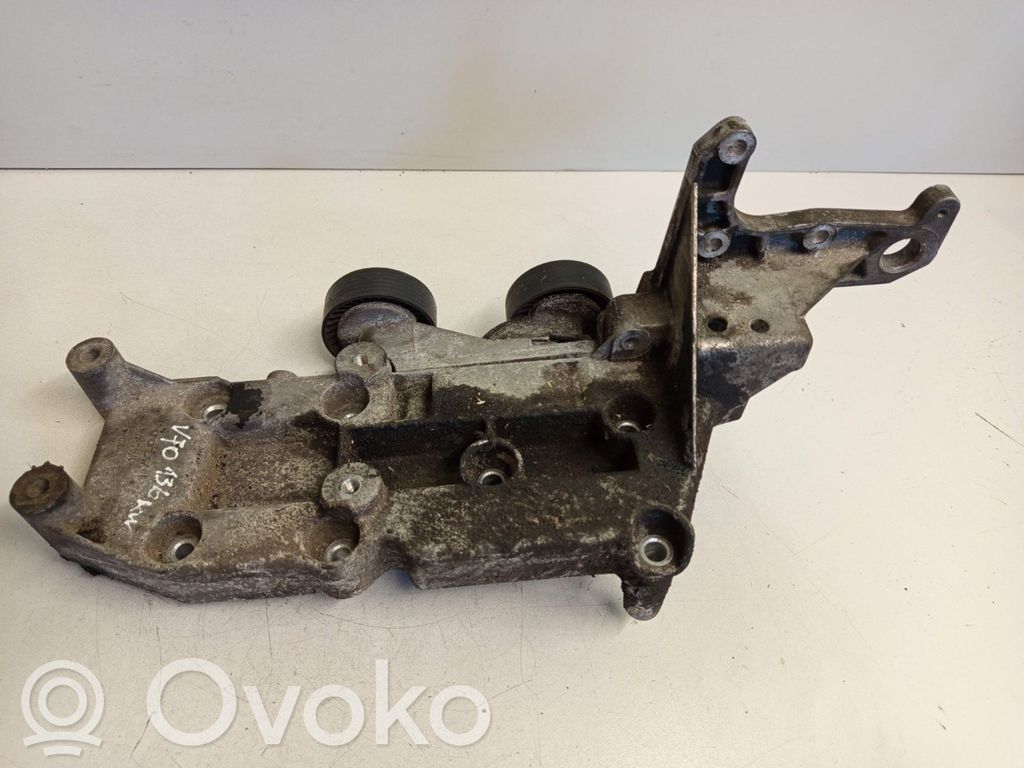 Volvo V70 Engine mounting bracket 
