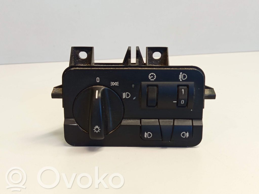 Light switch   6919829