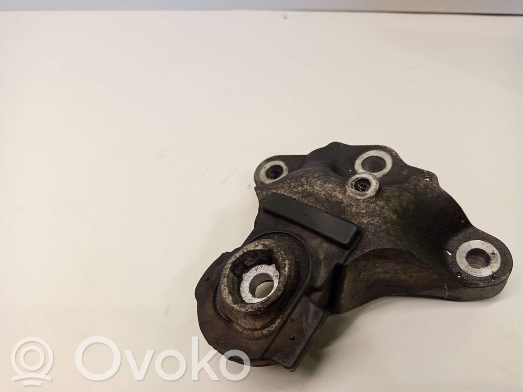 Volvo S60 Engine mounting bracket 