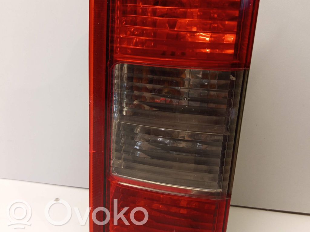 Opel Combo C Aizmugurējais lukturis virsbūvē 