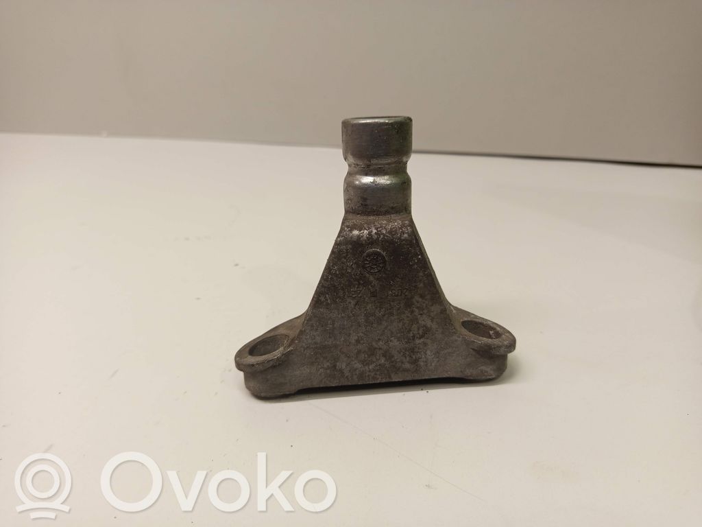 Audi 80 90 S2 B4 Engine mounting bracket 