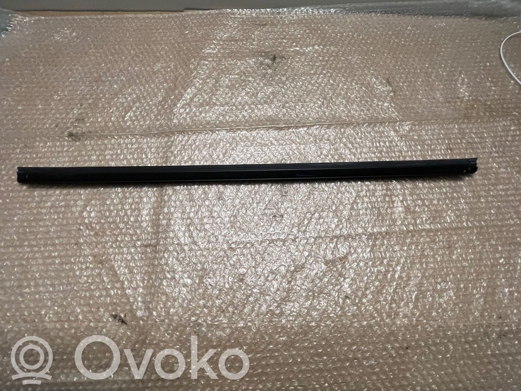 Dodge RAM Takaoven tuulilasin kisko 