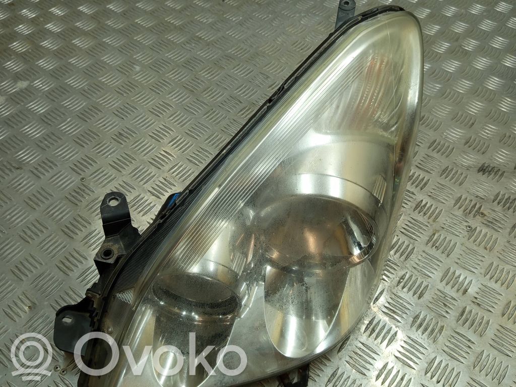 Toyota Corolla Verso AR10 Scheinwerfer 