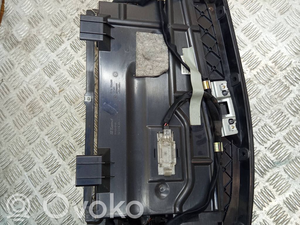 Glove box   7034080,121451