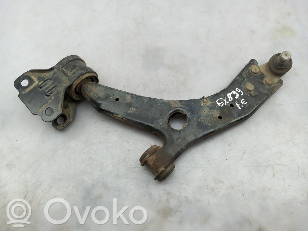 Volvo V40 Priekinė svirtis 