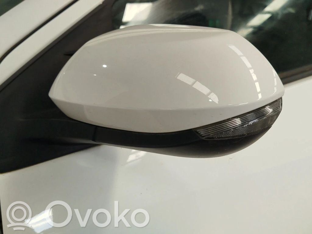 Toyota Yaris XP210 Elektryczne lusterko boczne drzwi przednich 