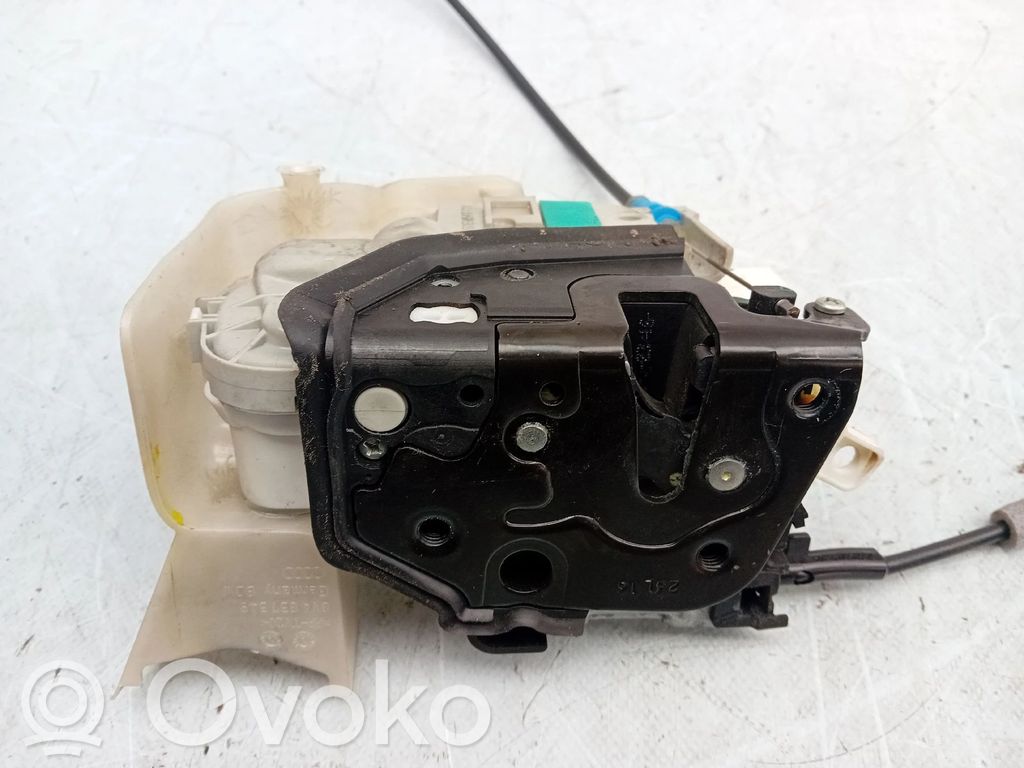 Front door lock   8V4837349