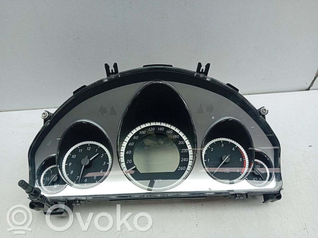 Mercedes-Benz E C207 W207 Licznik / Prędkościomierz