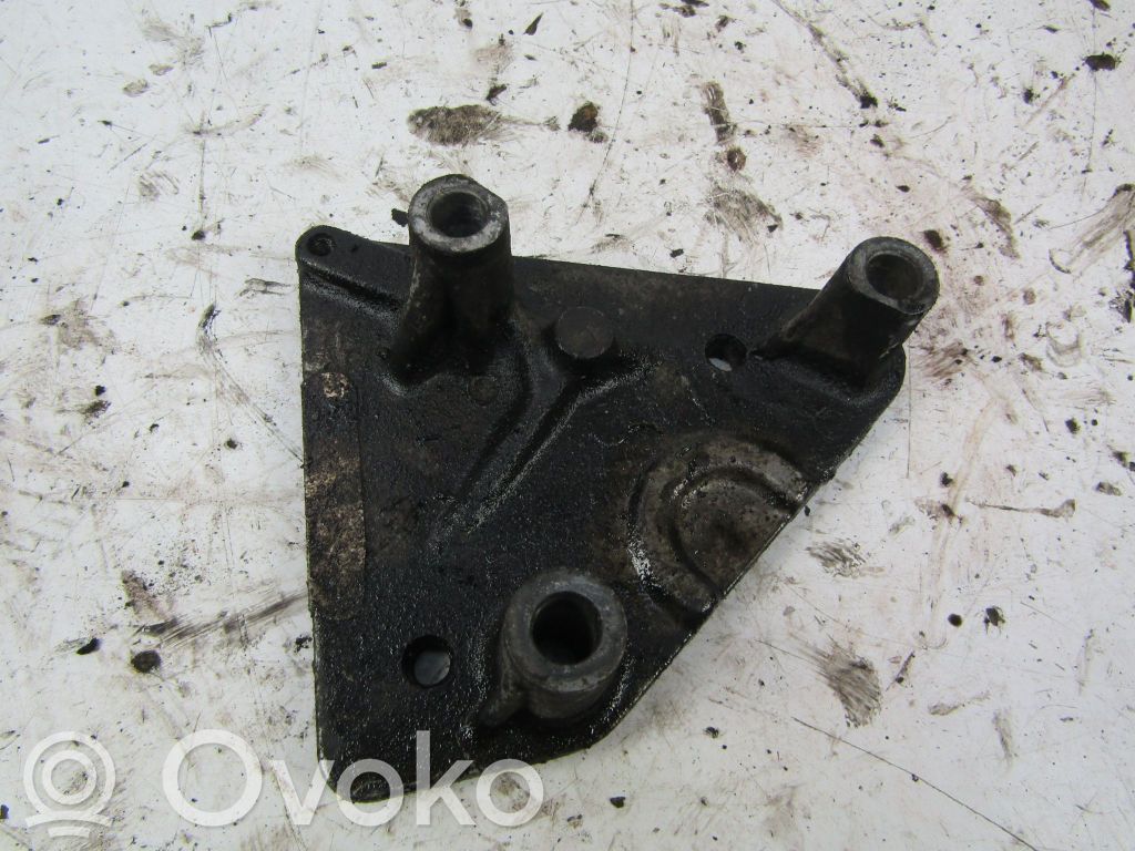 Engine mounting bracket