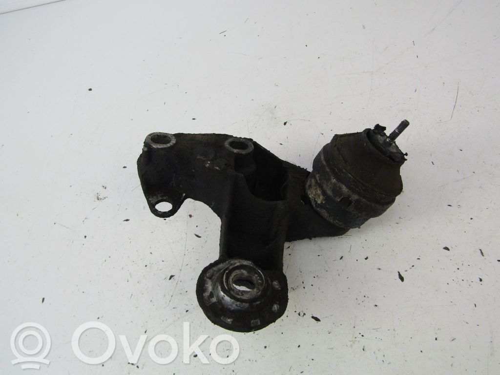 Engine mounting bracket