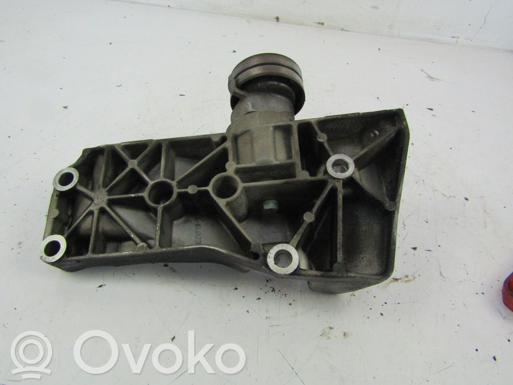 Volkswagen Golf IV Generatoriaus kronšteinas 