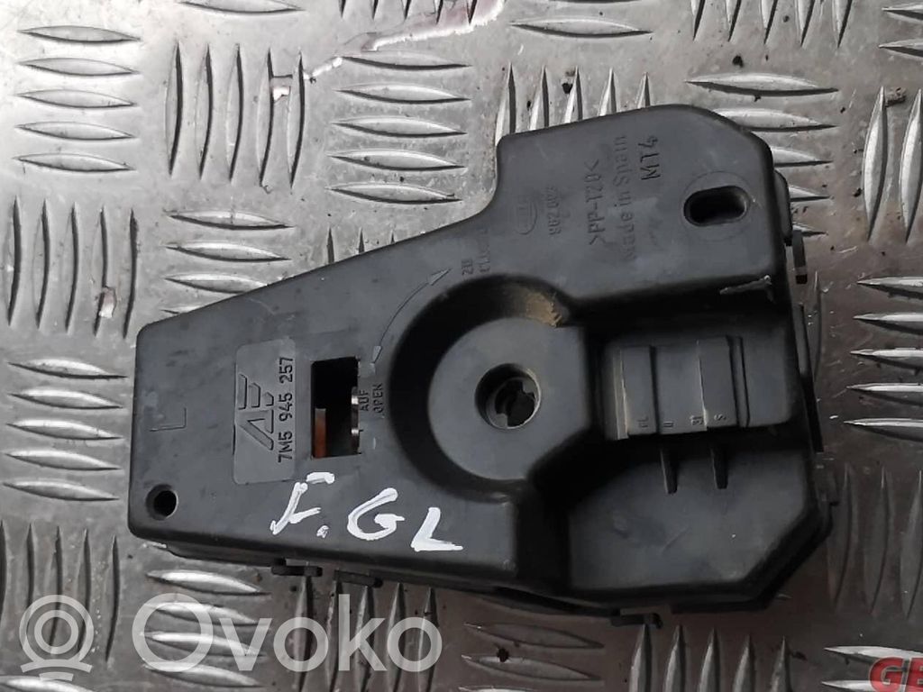 Tail light part   7M5945257