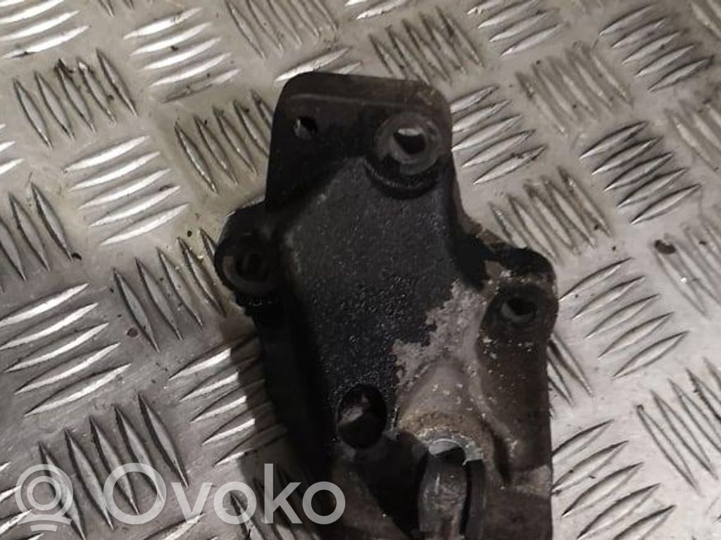 Volvo V70 Engine mounting bracket 