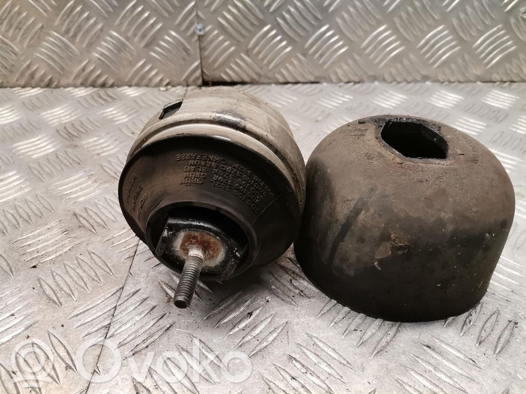 Volkswagen PASSAT B5.5 Engine mount bracket 