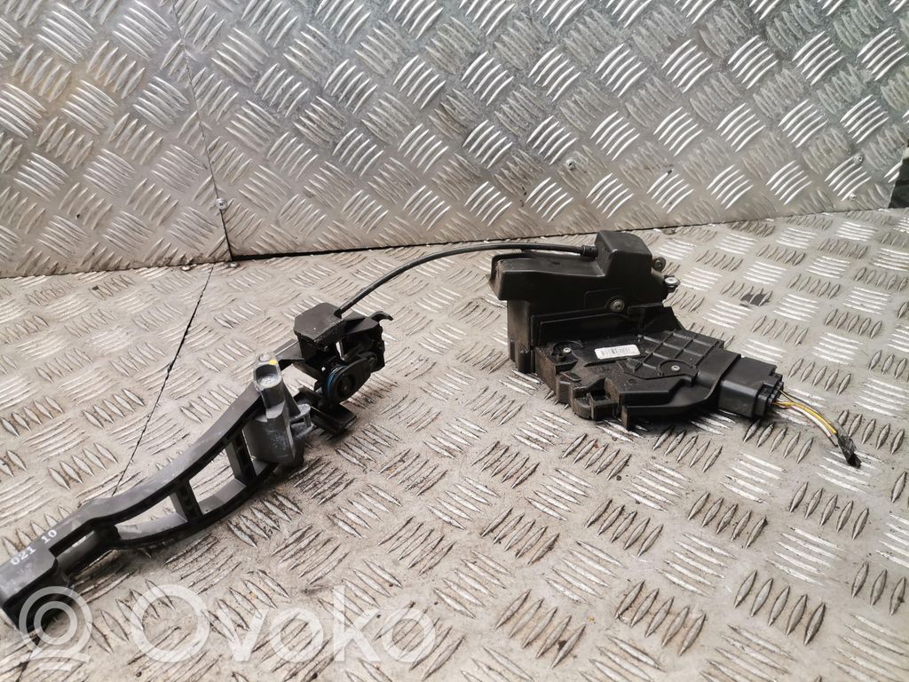 Ford Focus Priekšpusē slēdzene 