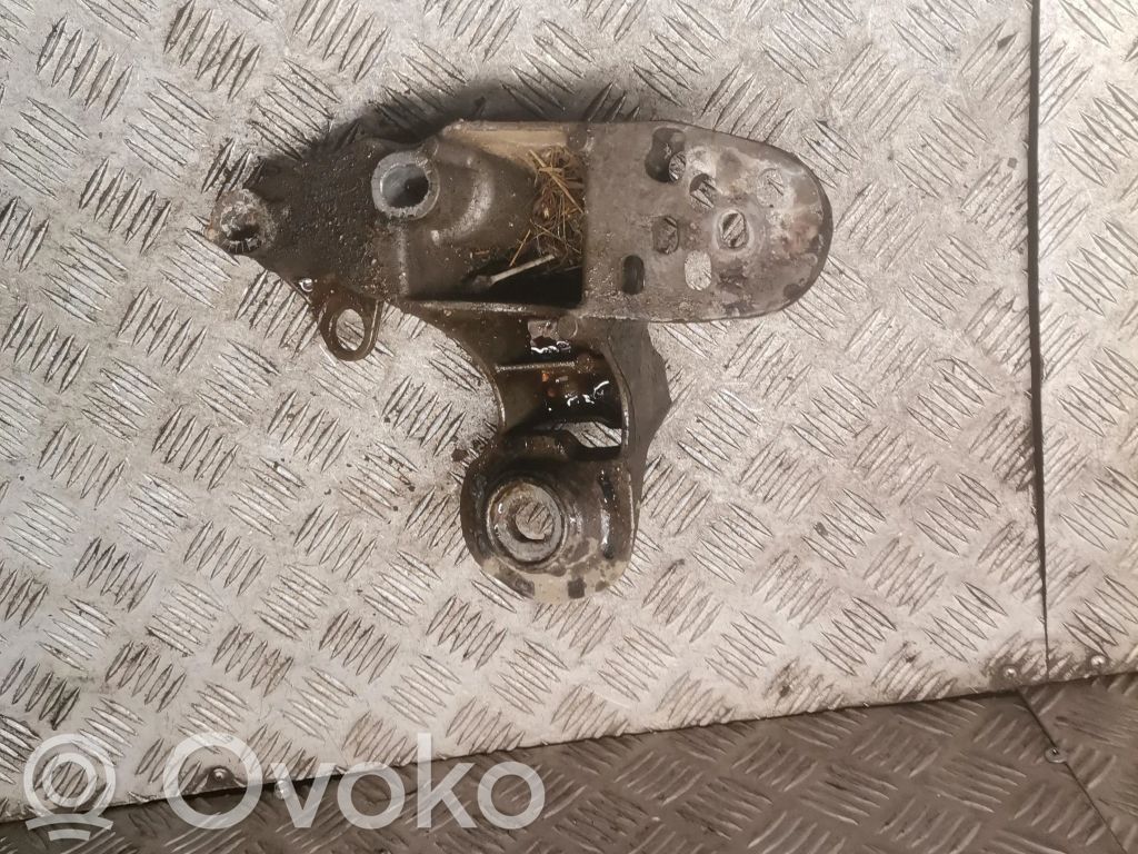 Audi A4 S4 B5 8D Engine mounting bracket 