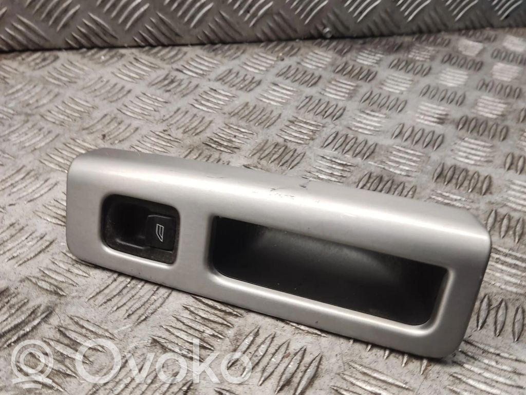 Electric window control switch   8679678
