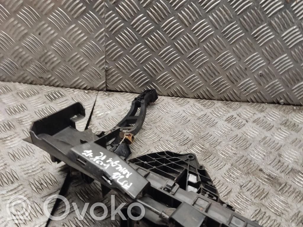 Ford Focus Priekšpusē slēdzene 