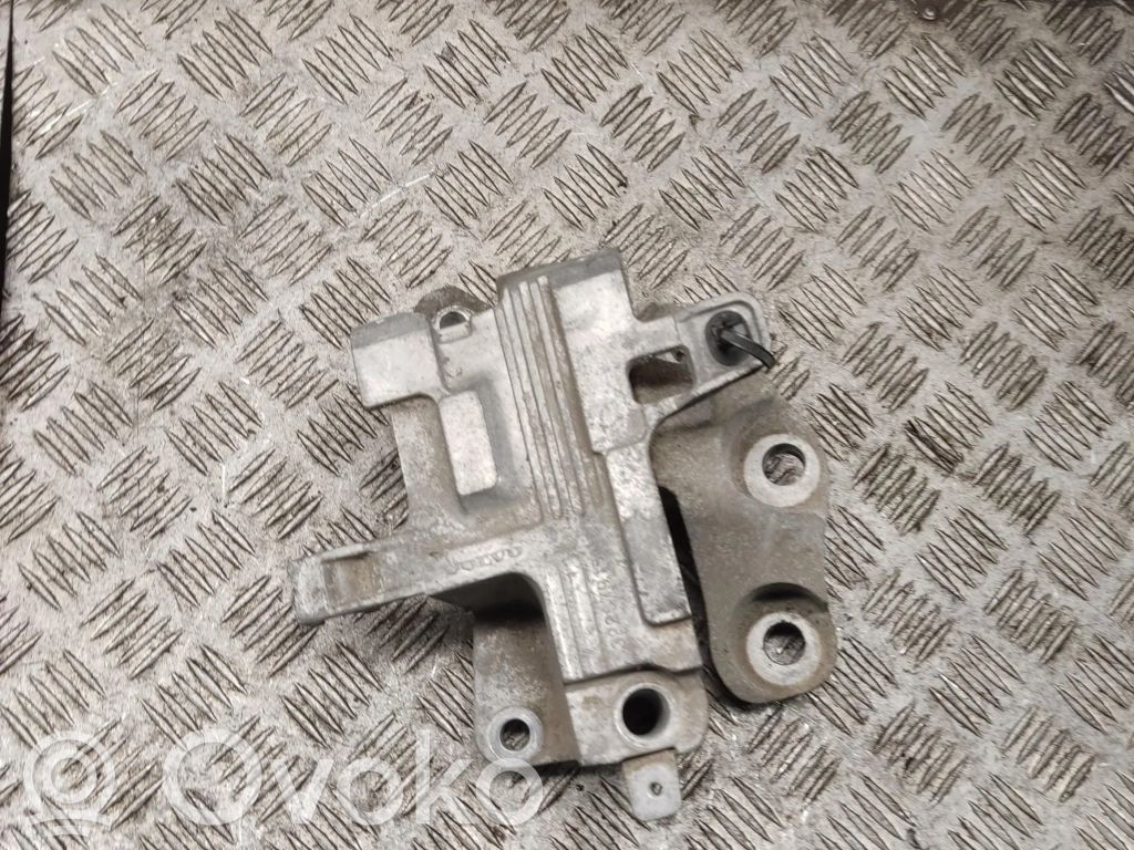 Volvo XC40 Engine mount bracket 