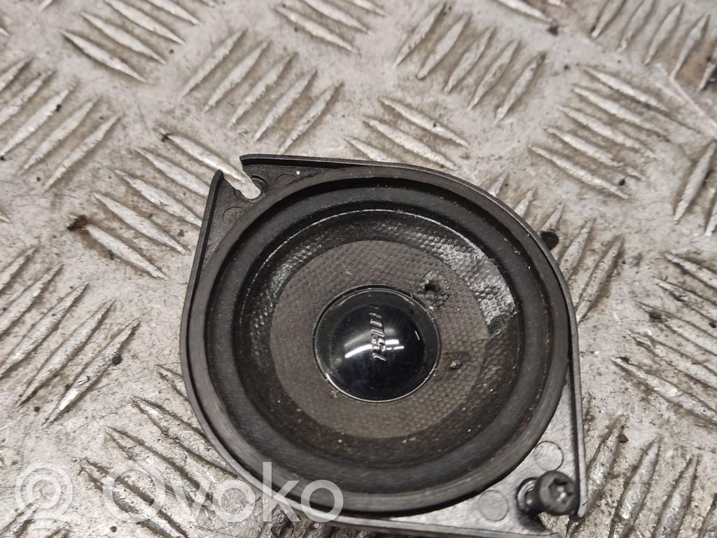 Audi A8 S8 D3 4E Garsiakalbis panelėje 