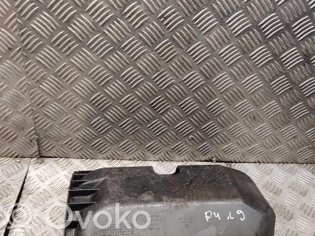 Volkswagen PASSAT B4 Engine splash shield/under tray 