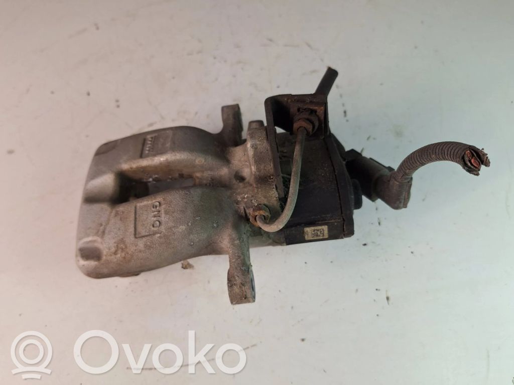 Volkswagen PASSAT B6 Tylny zacisk hamulcowy 
