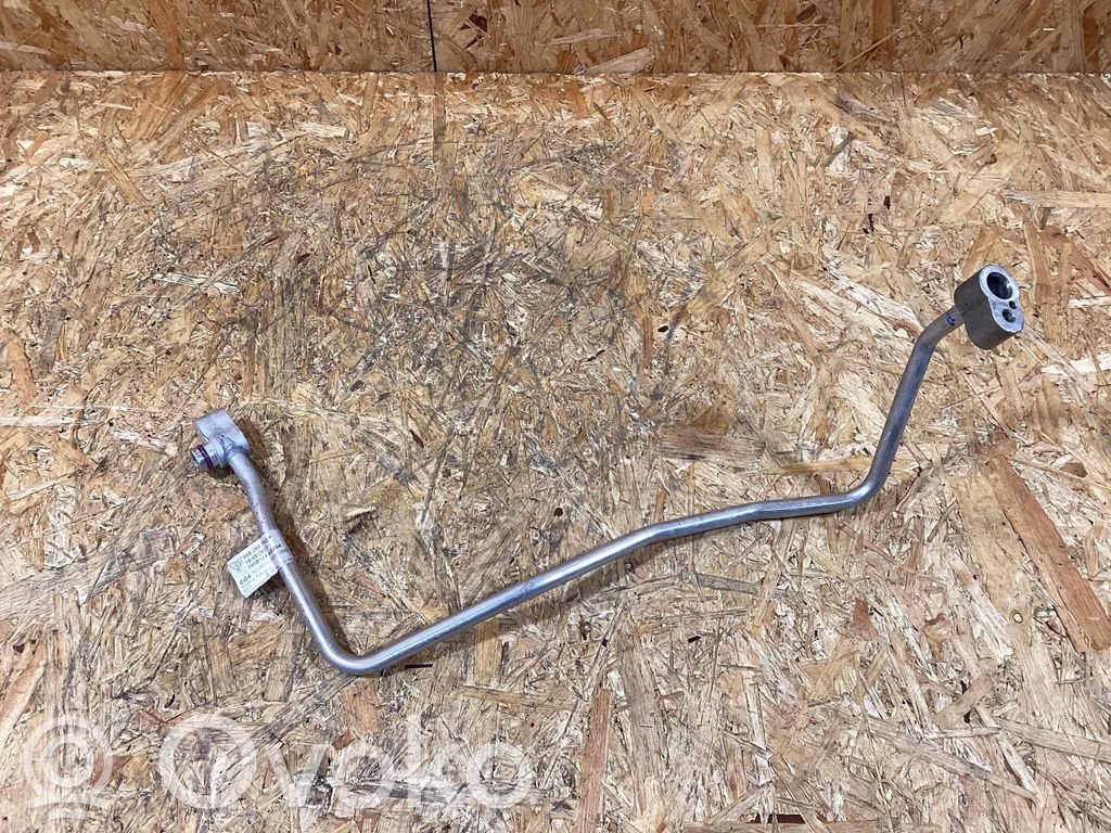Intercooler pipe mounting bracket   95B260702F