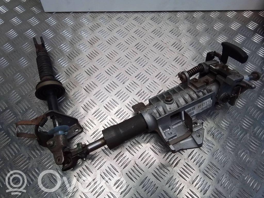 Nissan Navara D40 Ohjauspyörän akseli 