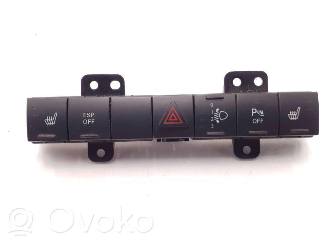 Hazard light switch   P04602565AF,033801201,41581A