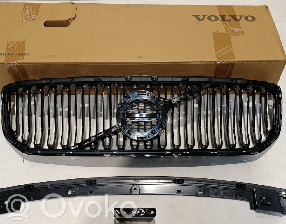 Volvo XC40 Augšējais režģis 