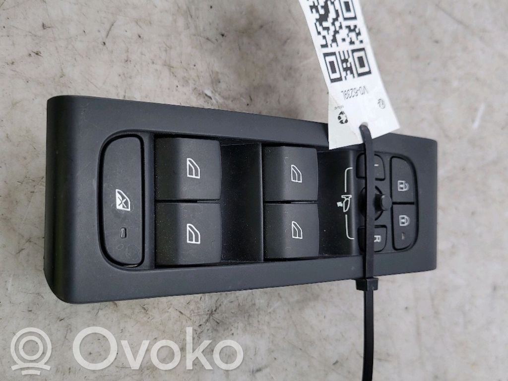 Volvo XC40 Electric window control switch 