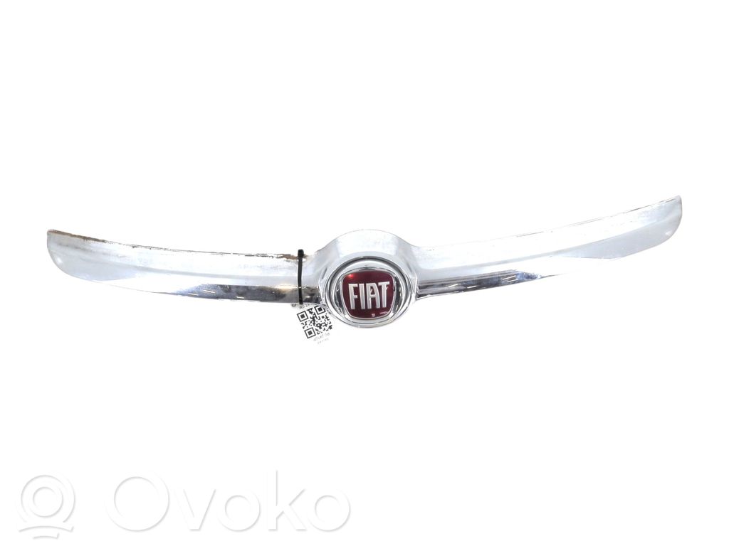 Fiat 500L Etupuskurin ylempi jäähdytinsäleikkö 