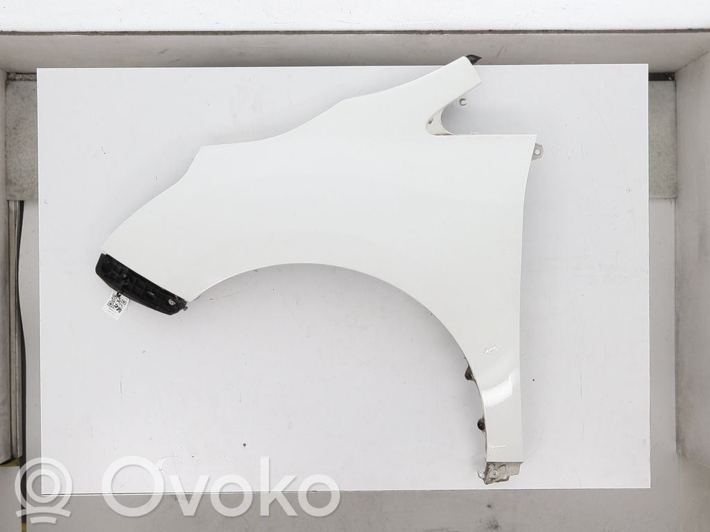 Toyota Verso Błotnik przedni