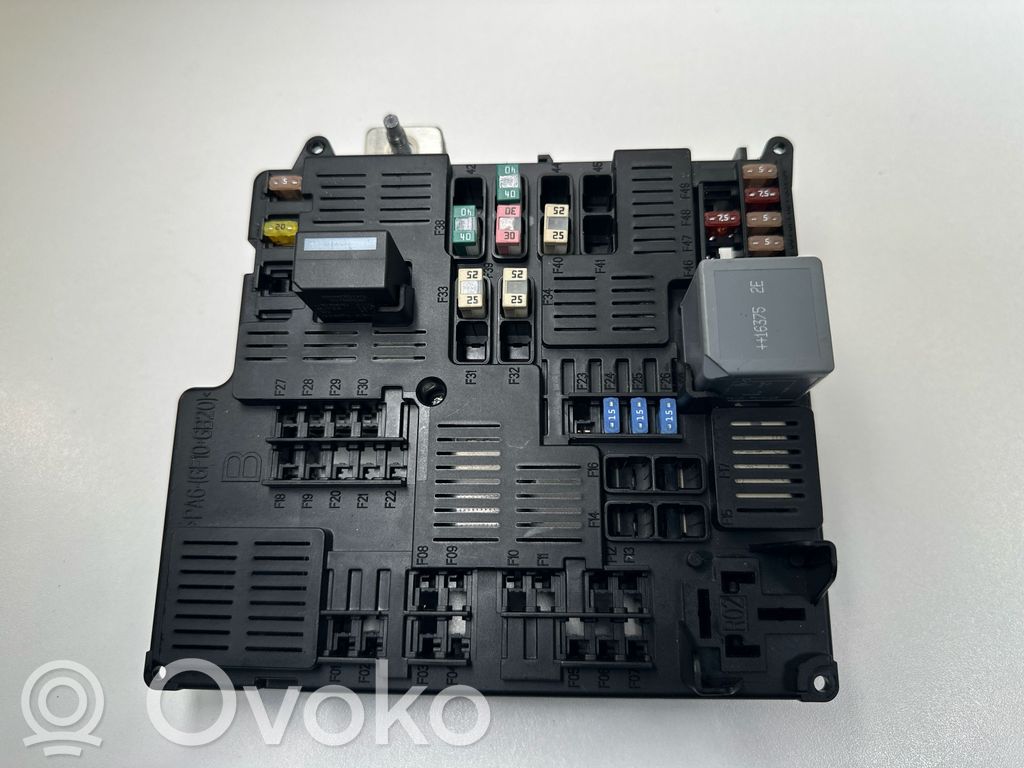 Volvo S90, V90 Saugiklių blokas 