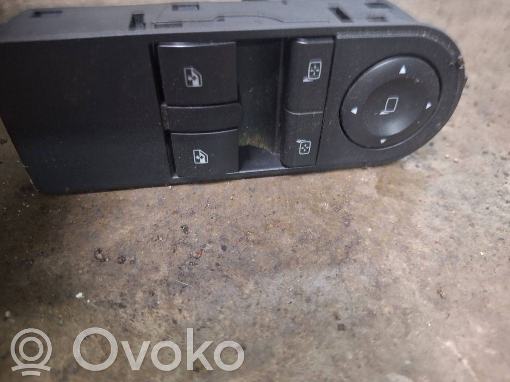 Opel Zafira B Interruptor del elevalunas eléctrico 