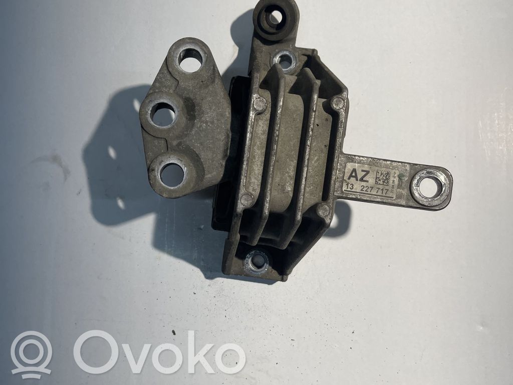 Opel Insignia A Engine mount bracket 