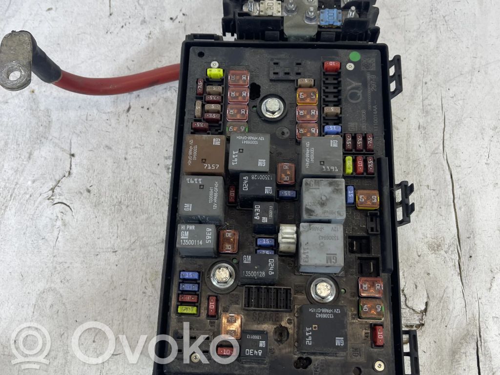 Opel Astra J Fuse module 