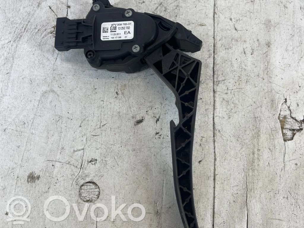 Opel Astra J Accelerator throttle pedal 
