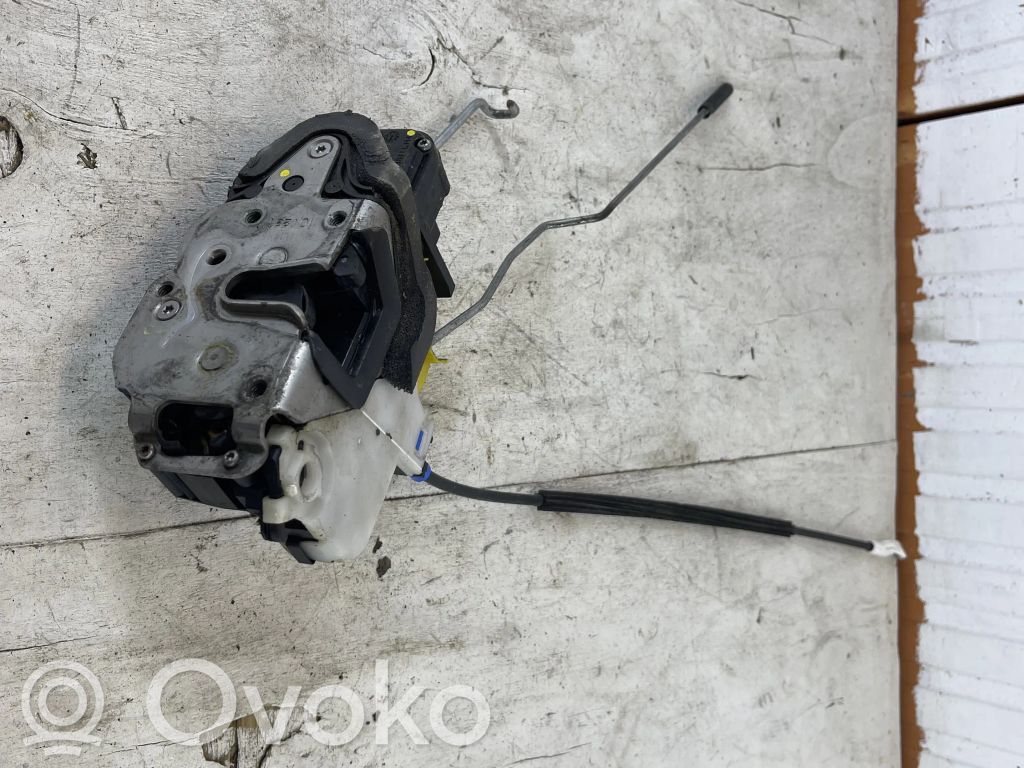 Opel Astra J Priekšpusē slēdzene 