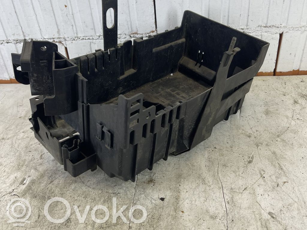 Opel Astra J Półka akumulatora 