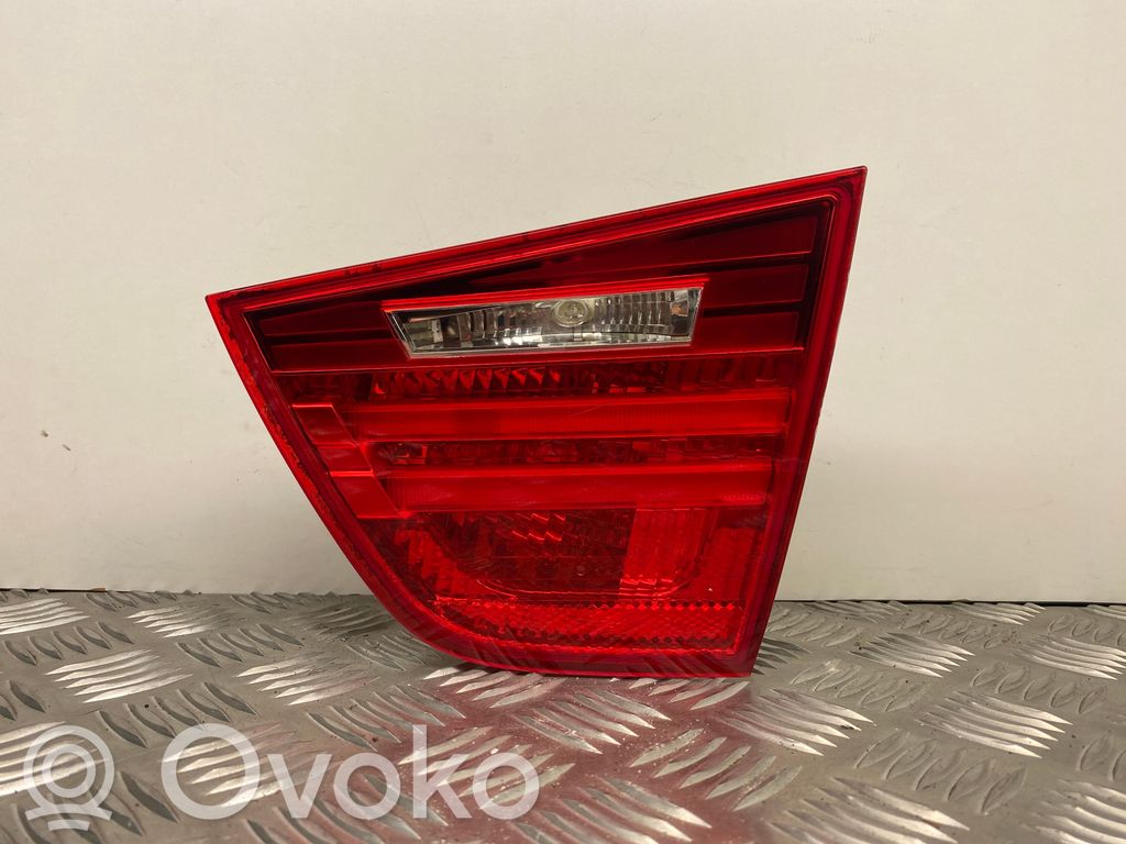 BMW 3 E90 E91 Aizmugurējais lukturis pārsegā 