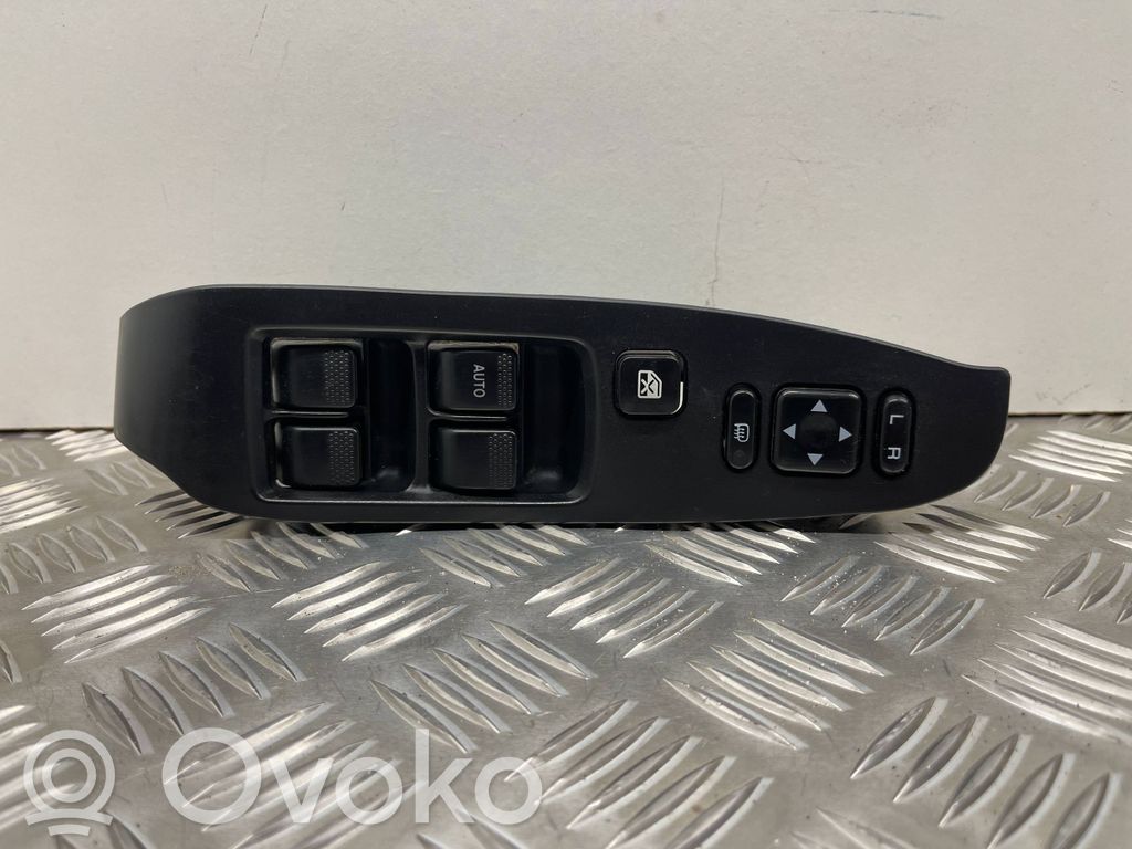 Electric window control switch   83071AE020