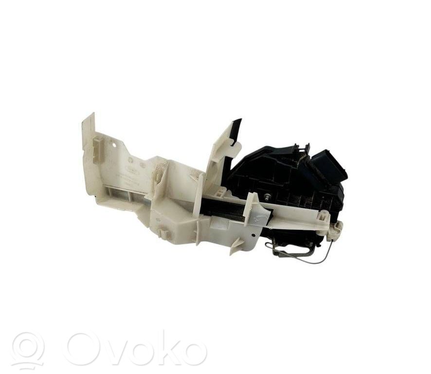 Ford Focus Priekšpusē slēdzene 